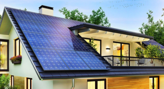 Casa que utiliza energia solar